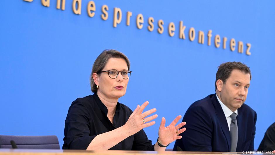 La ministra alemana de Justicia, Stefanie Hubig, y el ministro de Finanzas, Lars Klingbeil, ambos del SPD, presentaron conjuntamente su plan de acción contra los delitos fiscales y financieros.