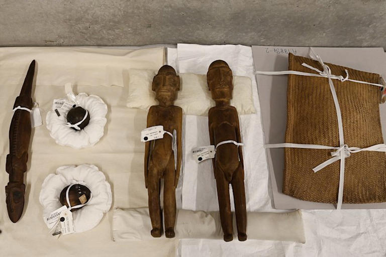 In a Sydney warehouse, this Rapa Nui sculptor from Easter Island holds ...