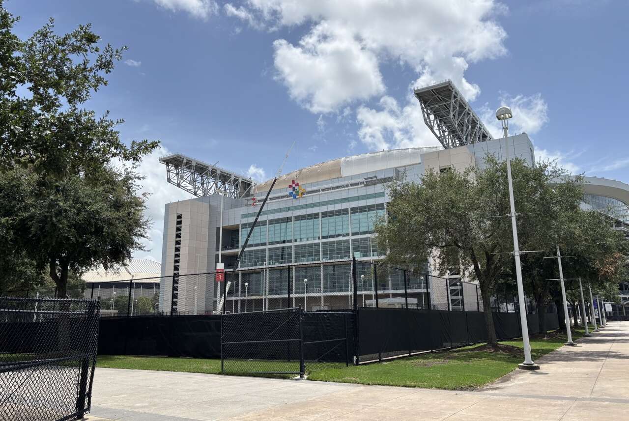 New Reliant Stadium signs go up as Texans, rodeo venue makes change ...