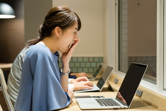 「残業月20時間」を超えると“働きすぎ”20代正社員約7割が実感 忙しくても頑張れる条件は?