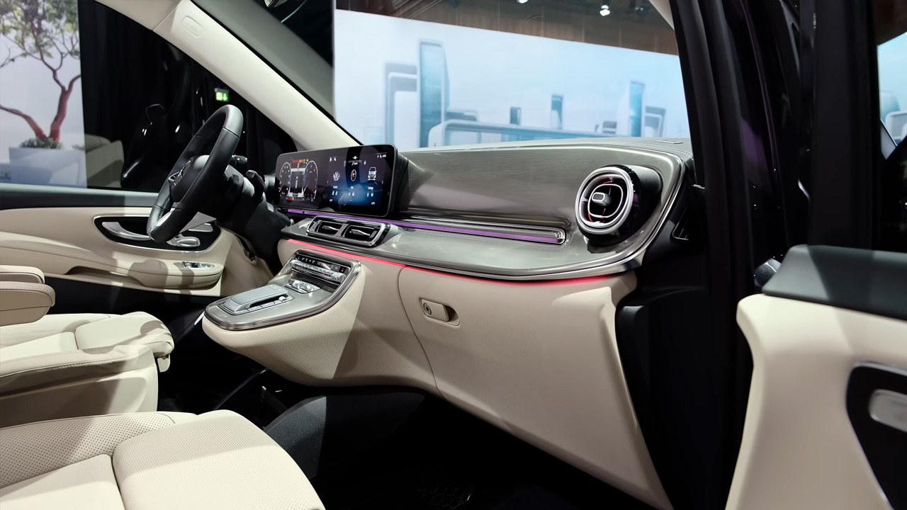 Binnen in de luxe Mercedes-Benz V-Klasse