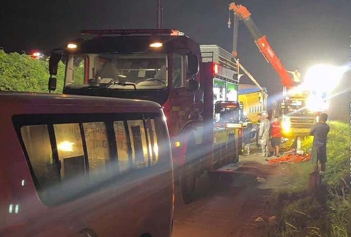 Xe khách lao khỏi cao tốc Pháp Vân - Cầu Giẽ, 4 người tử vong