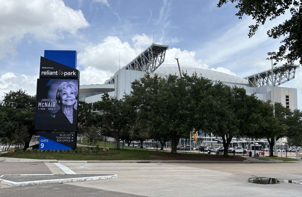 New Reliant Stadium signs go up as Texans, rodeo venue makes change ...