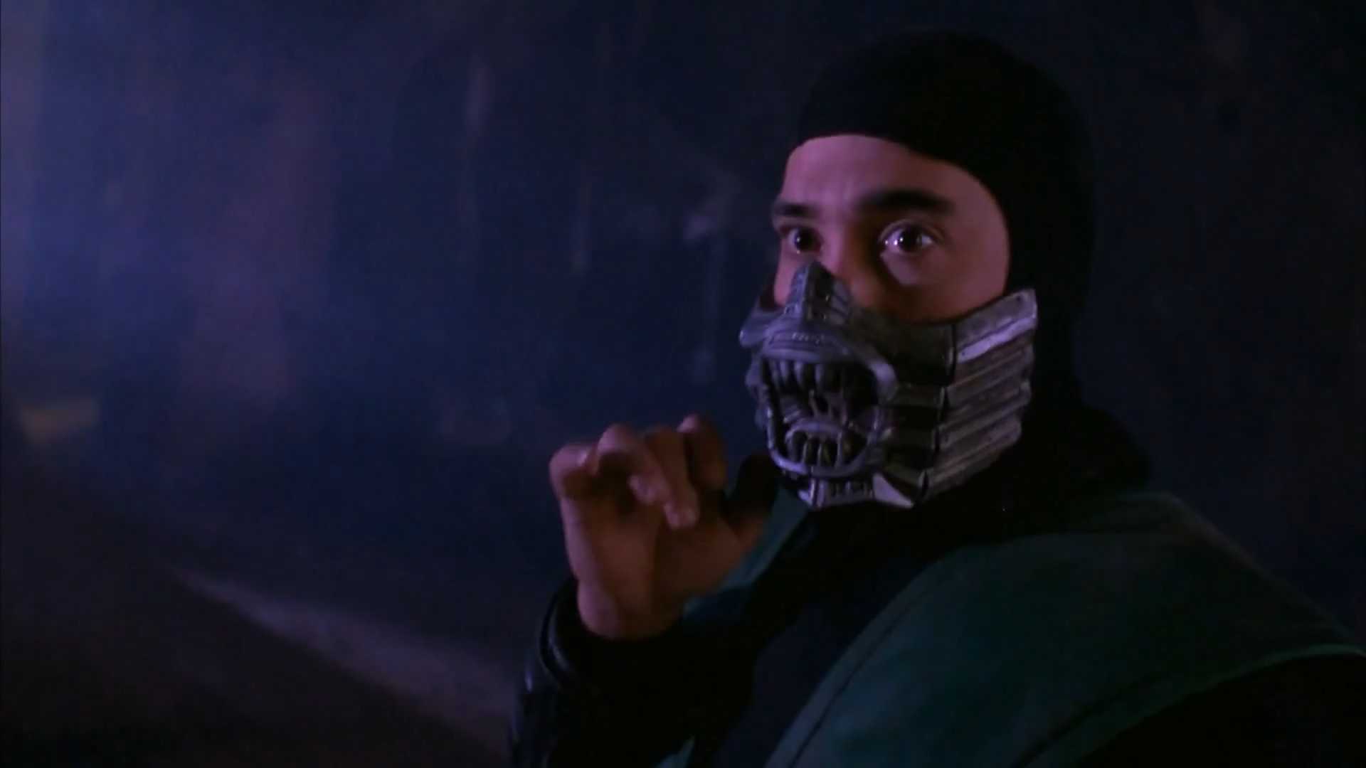 Reptile raising his hand in Mortal Kombat (1995)