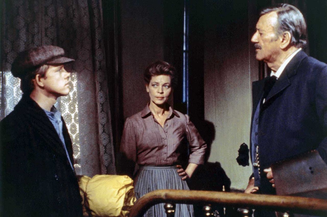 Ron Howard, Lauren Bacall and John Wayne in 'The Shootist'