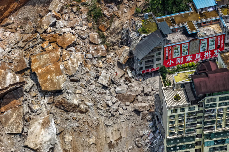 Chongqing landslide buries homes, traps residents