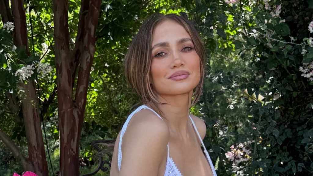 Jennifer Lopez Pairs $975 Dolce & Gabbana Micro Shorts With $1K Tie-up Top
