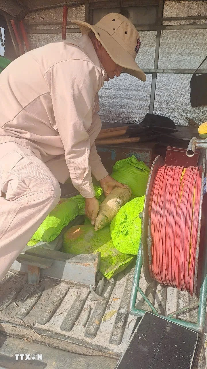 Phát hiện quả đạn pháo 105mm khi thi công đường ven biển ở Quảng Trị