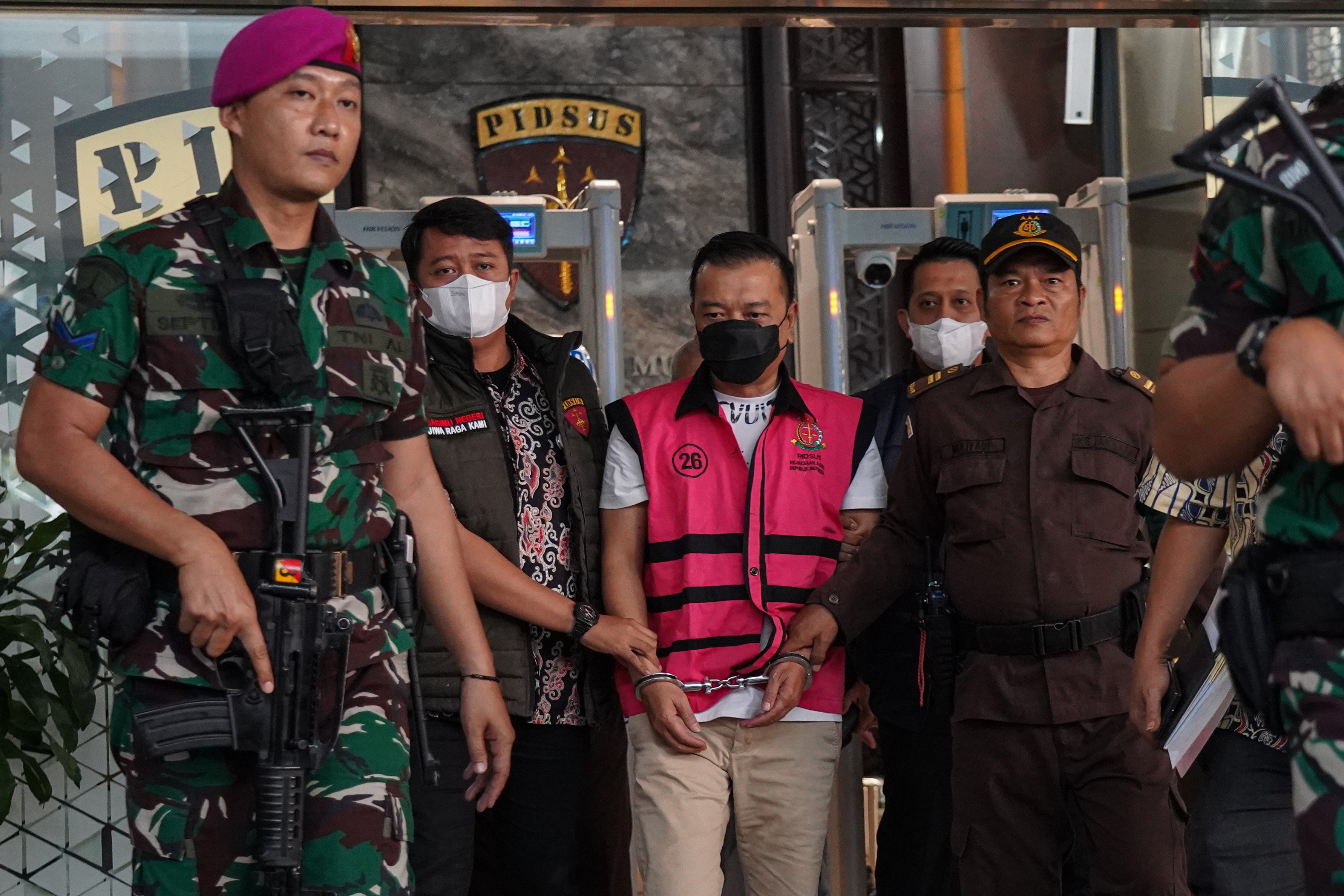 [Foto] Potret Don Ritto dan barang bukti kasus TPPU yang diserahkan ke ...
