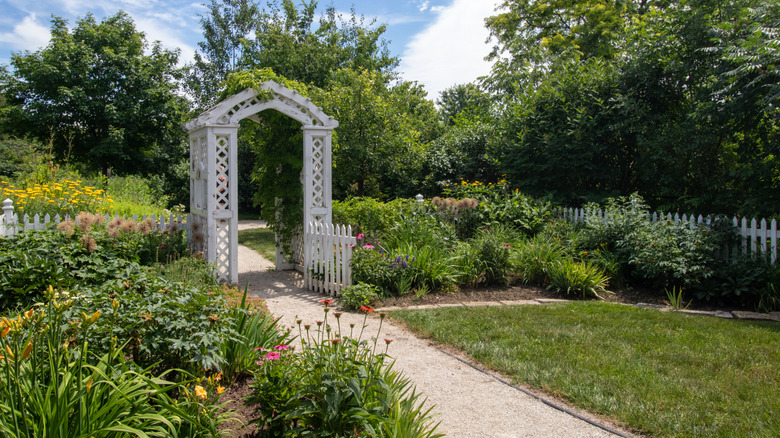 The Decades-Old Garden Trend That's Making A Comeback To Replace Pergolas