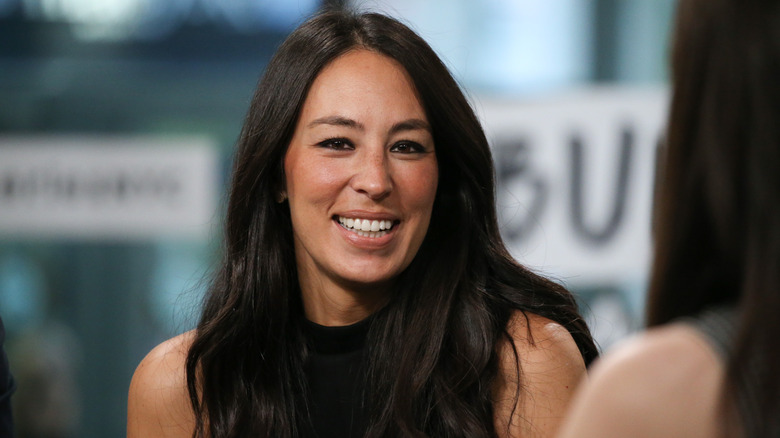 The Joanna Gaines-Favored Accent Wall Trend That's Dominating Today's Trends