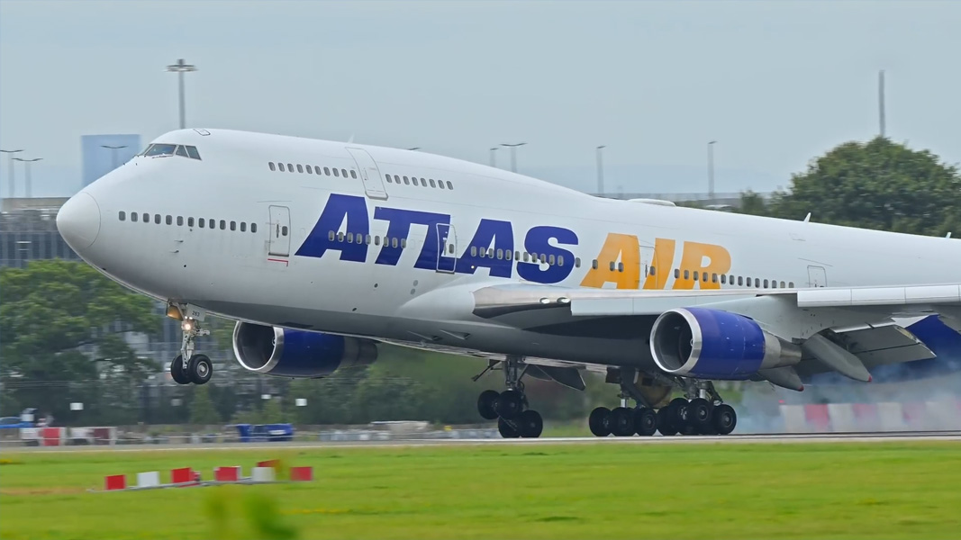 747 and A380 land in slow motion