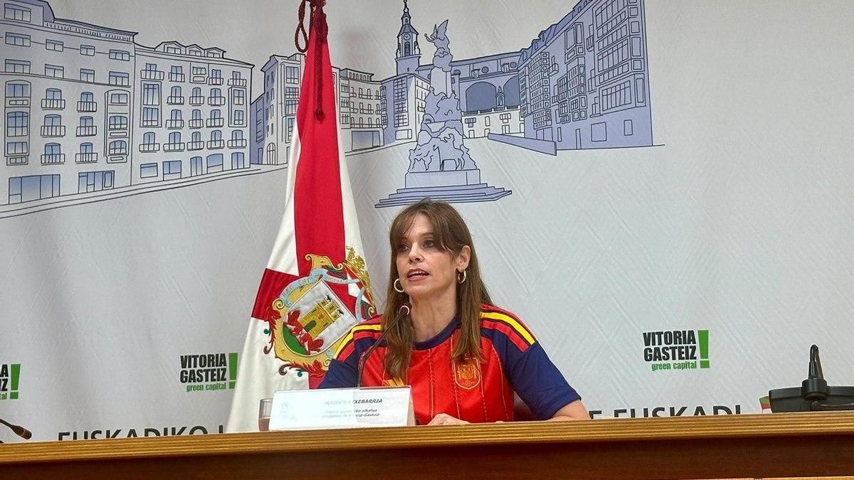 La alcaldesa de Vitoria se pone la camiseta de la selección española ...