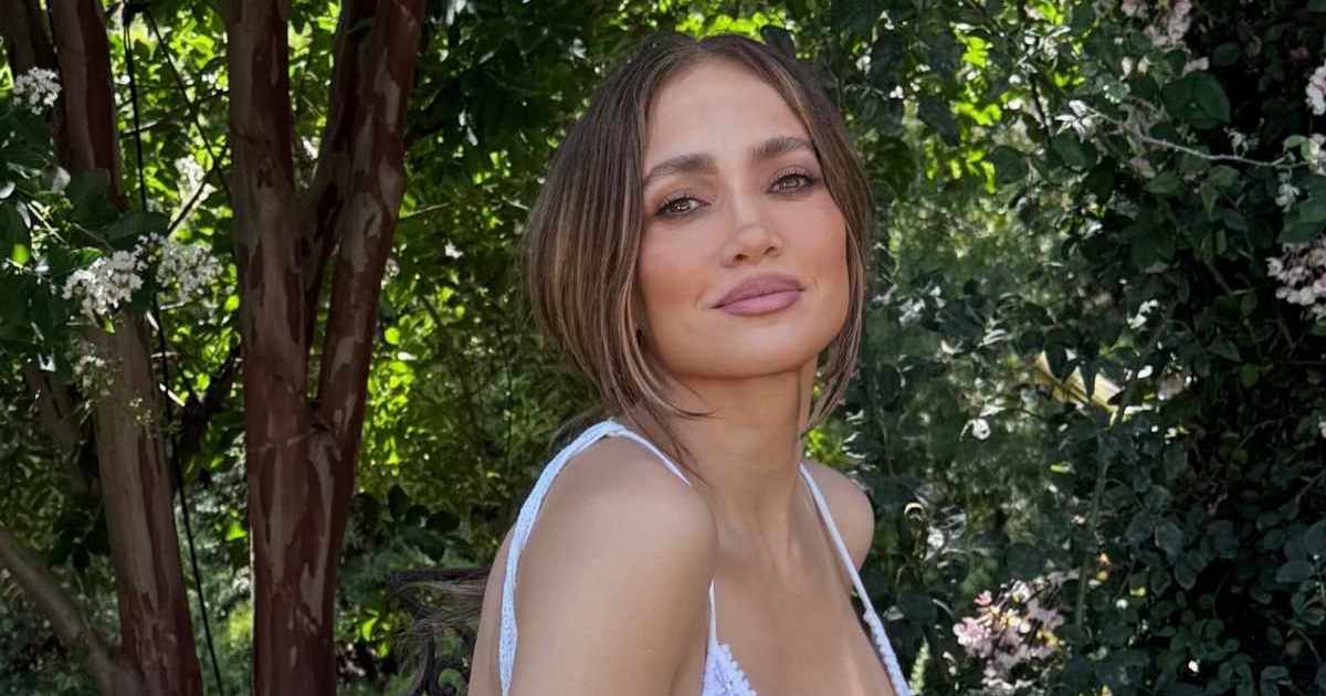 Jennifer Lopez Pairs $975 Dolce & Gabbana Micro Shorts With $1K Tie-up Top