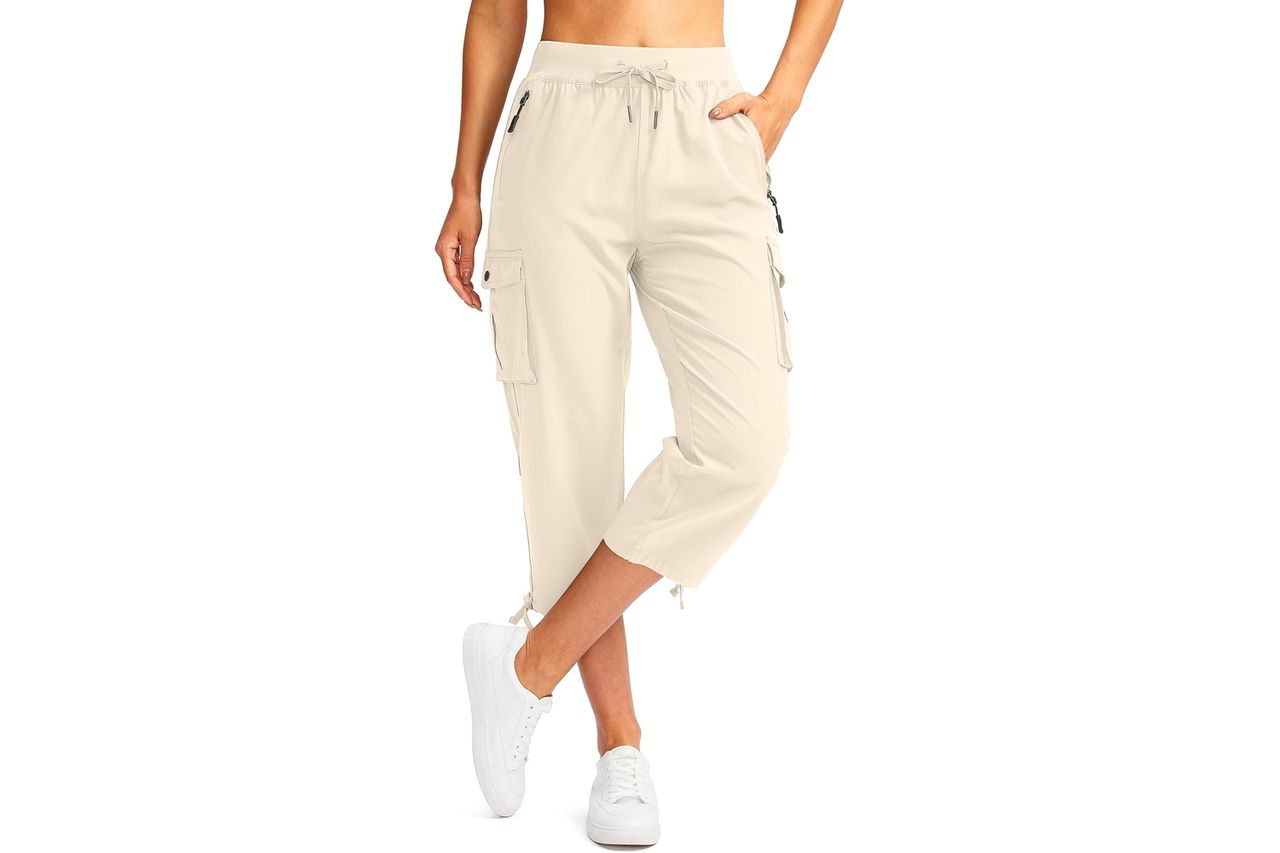 Soothfeel Women's Cargo Capris Pants with 6 Pockets Lightweight Quick Dry Travel Hiking Summer Pants for Women Casual