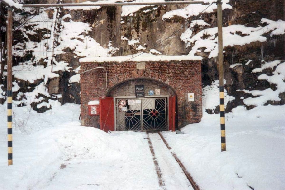 Entrance to the Pöhla uranium mine, a major extraction site in Saxony, Germany, operated by the Wismut company from 1967 to 1990. - Image credit: GeoMartin/Wikimedia Commons (CC BY-SA 3.0)