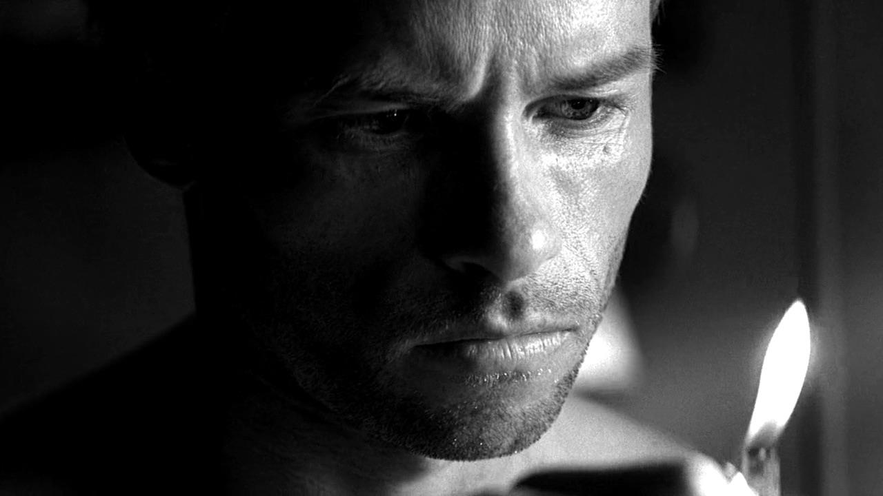 Guy Pearce as Leonard Shelby looking at a lighter during a scene in the Christopher Nolan movie, Memento
