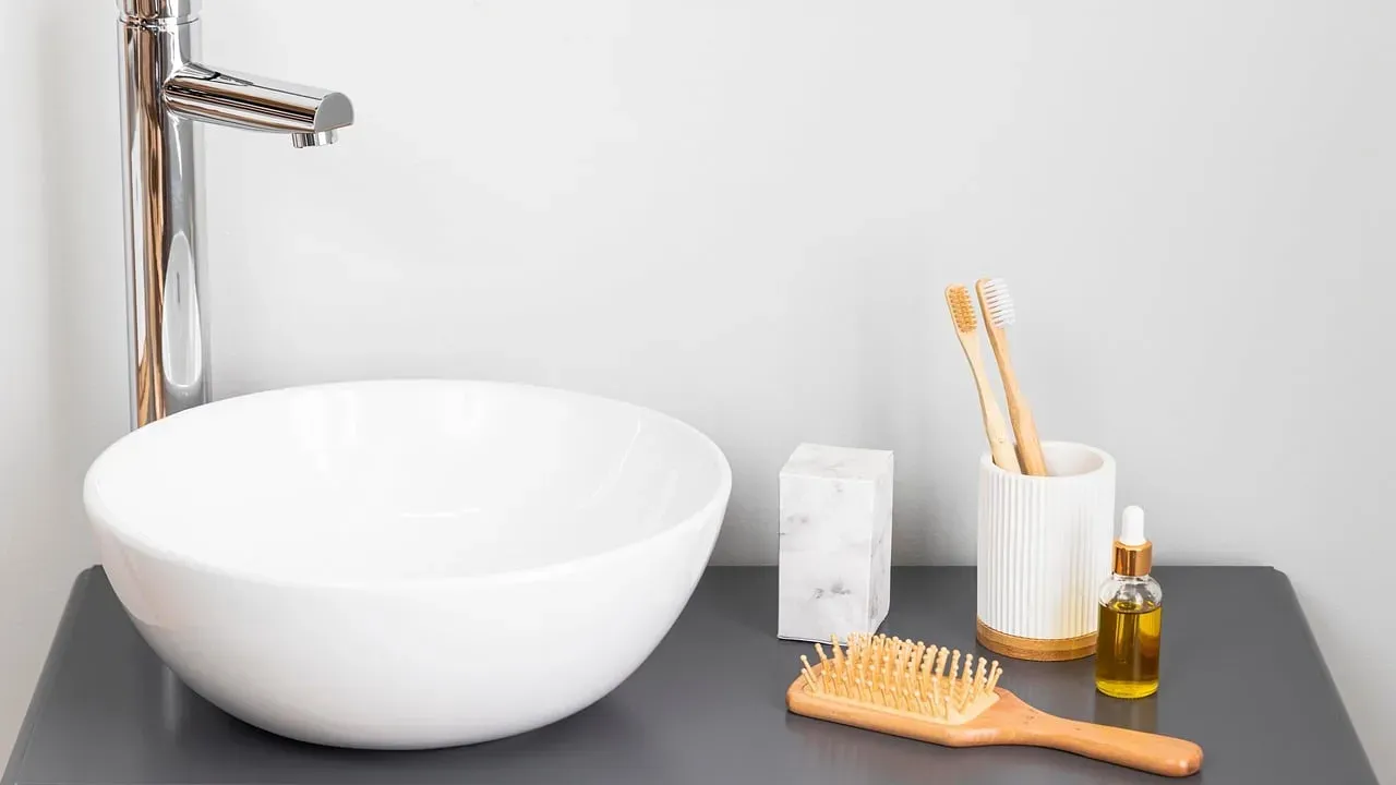 1. Vessel Sinks That Look Great But Splash Everywhere (Image Credits: Pixabay)
