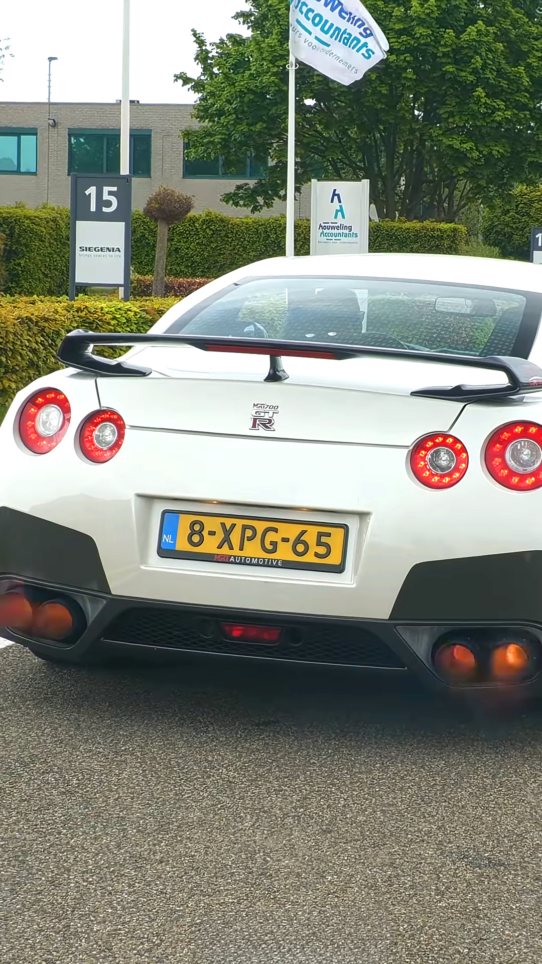 Nissan GT-R R35 shoots flames while revving