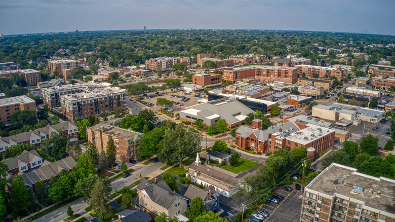 This vibrant Chicago suburb is an underrated gem with local eats, family parks, and small‑town charm