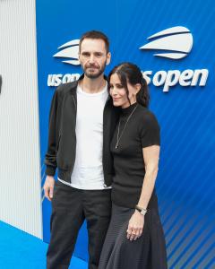 Johnny McDaid, Courteney Cox at the 2025 U.S. Open Men's Finals - Blue Carpet held at USTA Billie Jean King National Tennis Center on September 07, 2025 in Queens, New York.