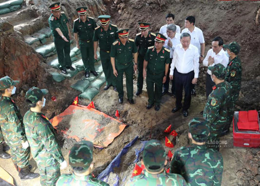 Tổng Bí thư, Chủ tịch nước Tô Lâm kiểm tra khu vực tìm kiếm hài cốt liệt sĩ ở Công viên Lê Thị Riêng. Ảnh: Anh Tú