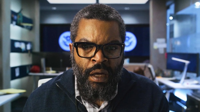 Ice Cube sat at a desk in War of the Worlds