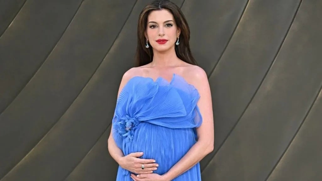 anne-hathaway-touched-by-thoughtful-the-odyssey-baby-surprisepublished