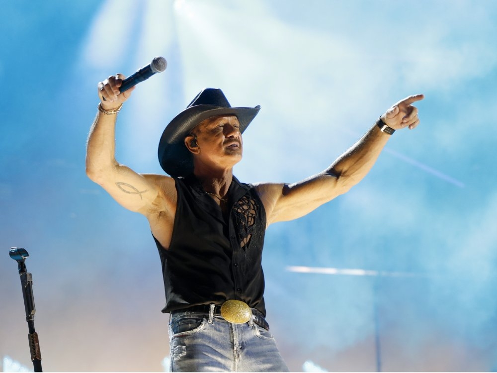 Smoke gets in Tim McGraw's eyes but he soldiers on at outdoor Toronto show