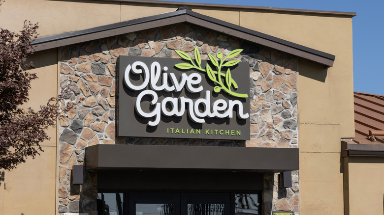 The Absolute Best Olive Garden Appetizer On The Menu Is No Surprise