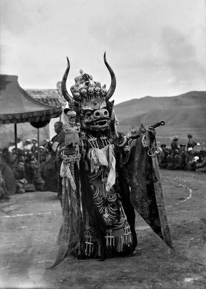 32 Eerie Historical Photos That Are Hard To Look Away From
