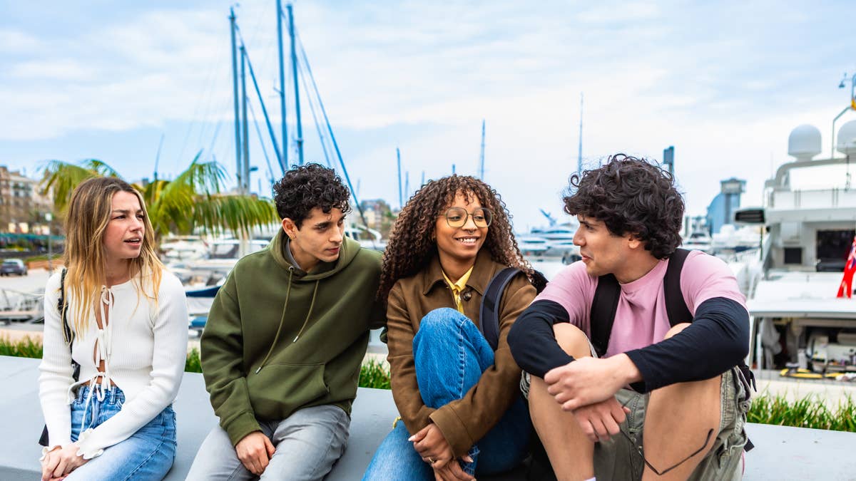 Psychologist Reveals 4 Surprising Personality Traits of People Who Are Quiet in Groups