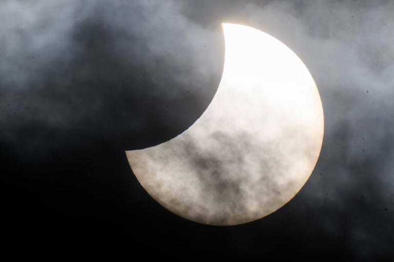 sonnenfinsternis-2026-in-deutschland-wann-und-wo-man-sie-am-besten