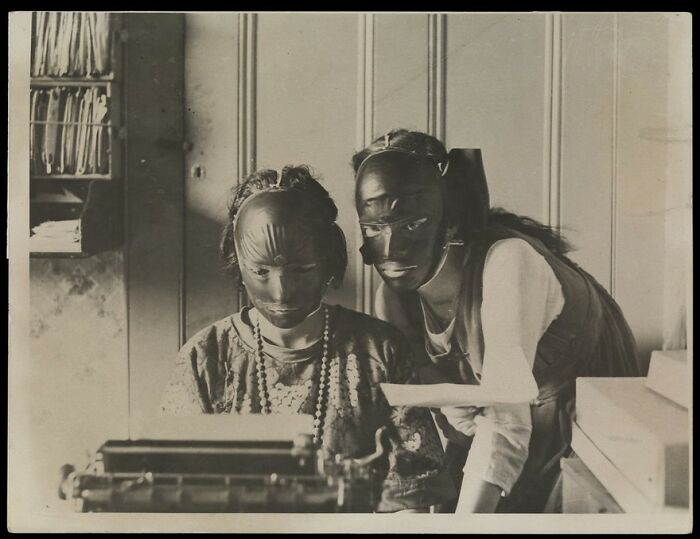 32 Eerie Historical Photos That Are Hard To Look Away From