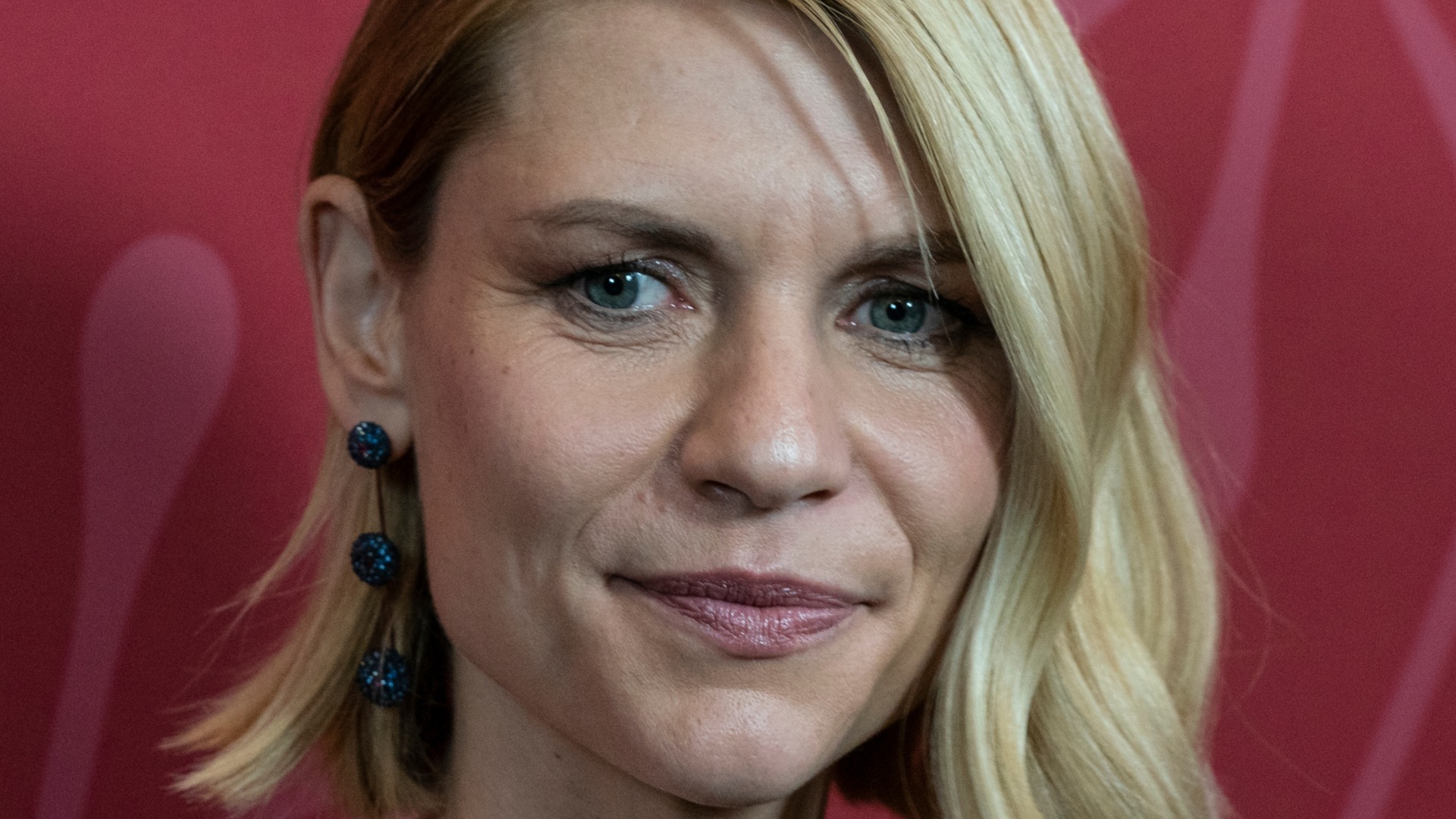 we-can-t-stop-staring-at-claire-danes-transformation