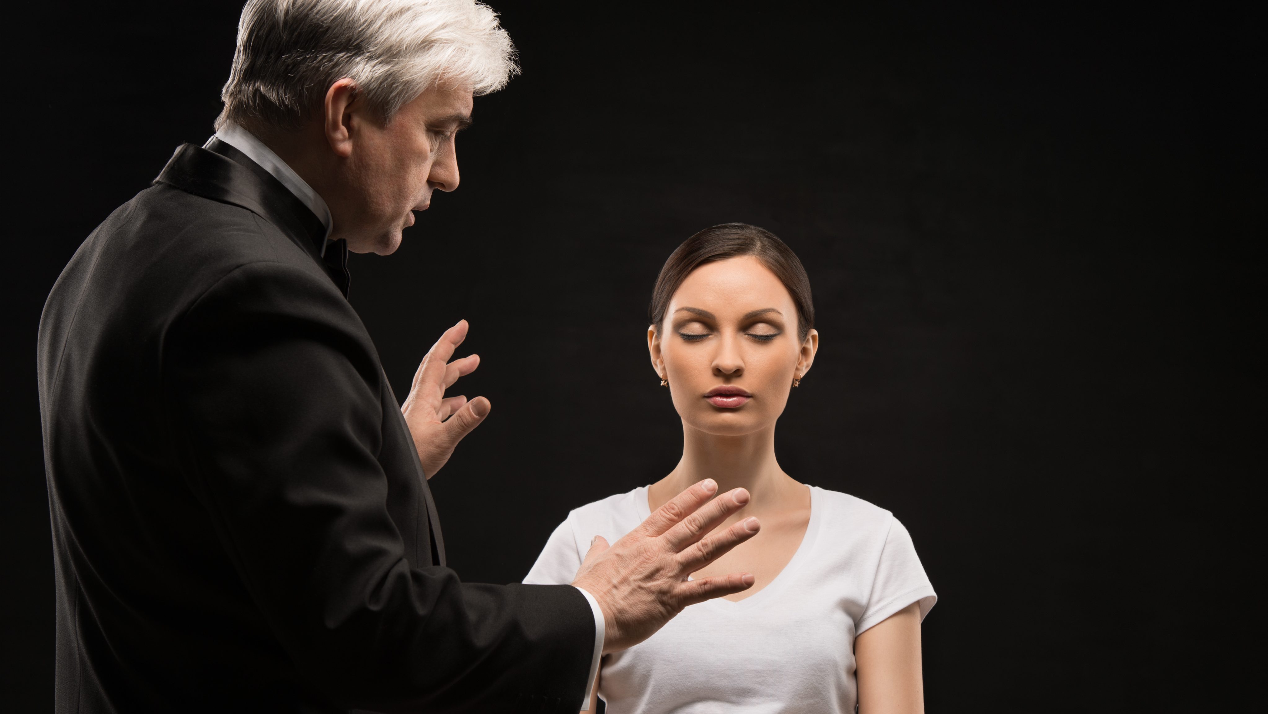 An alternative medicine therapist performing a hypnosis session with a patient.