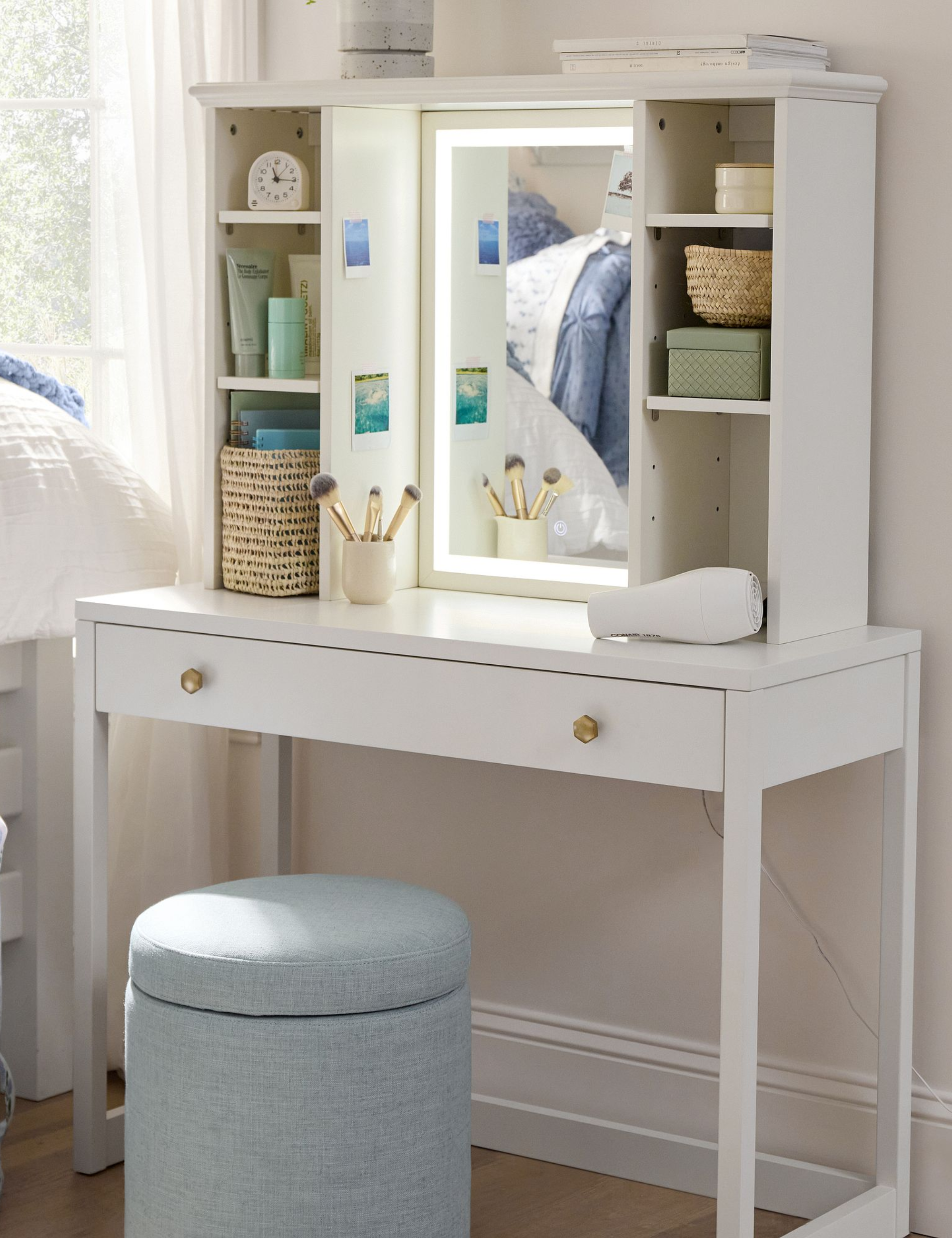Neutral dorm vanity area