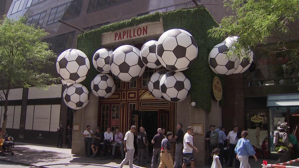 200 people evacuated, 5 hurt during fire at Midtown restaurant in NYC, FDNY says