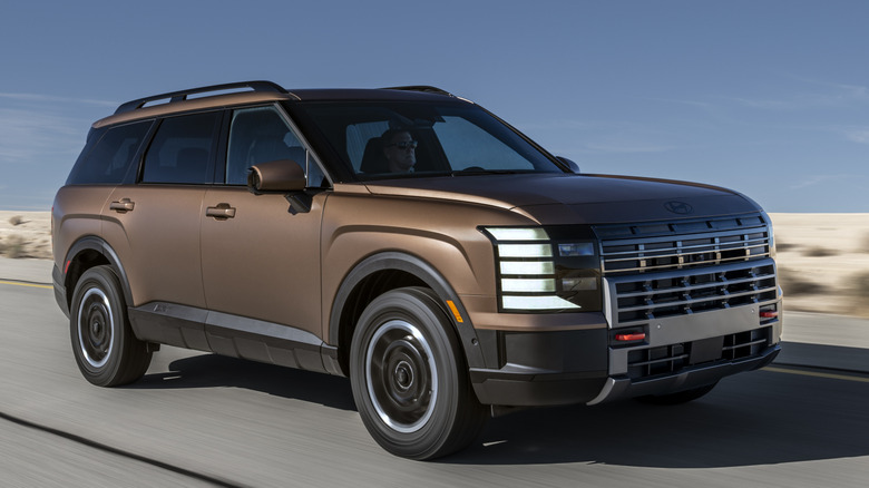 Front 3/4 view of Hyundai Palisade on road in desert setting