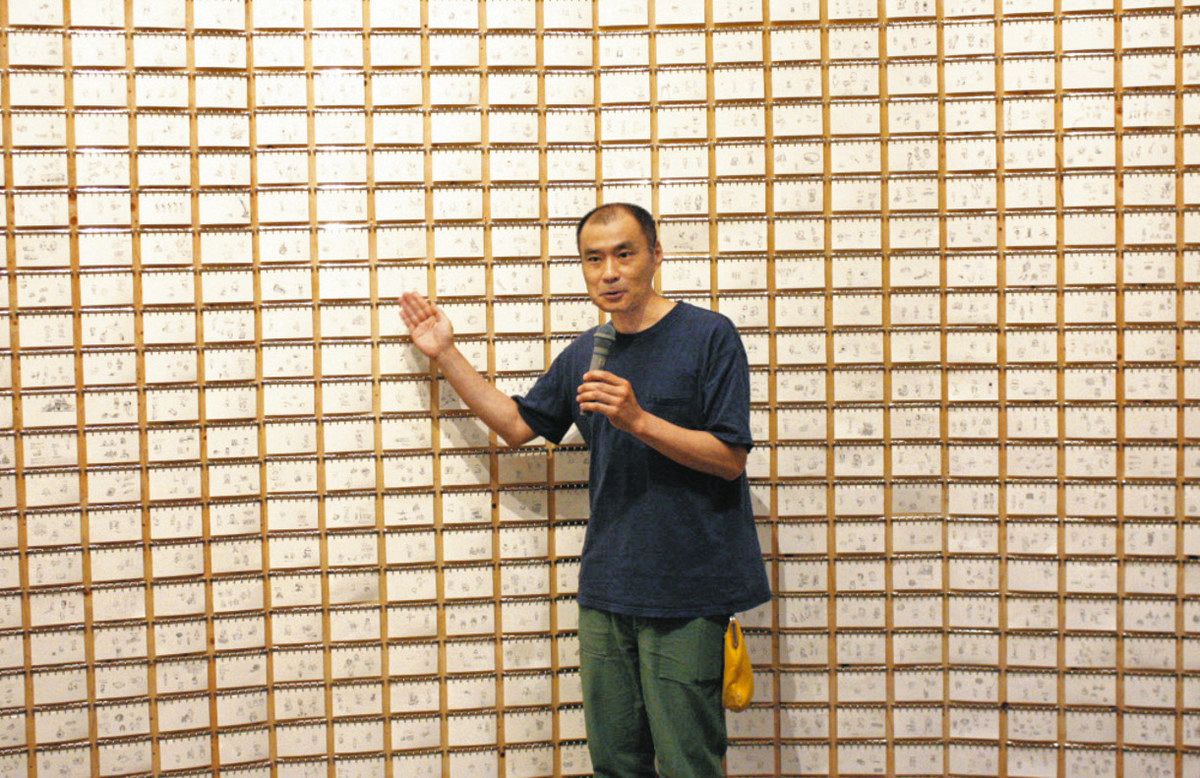 絵本作家ヨシタケさんの魅力紹介 水戸で大規模個展 壁面にずらり