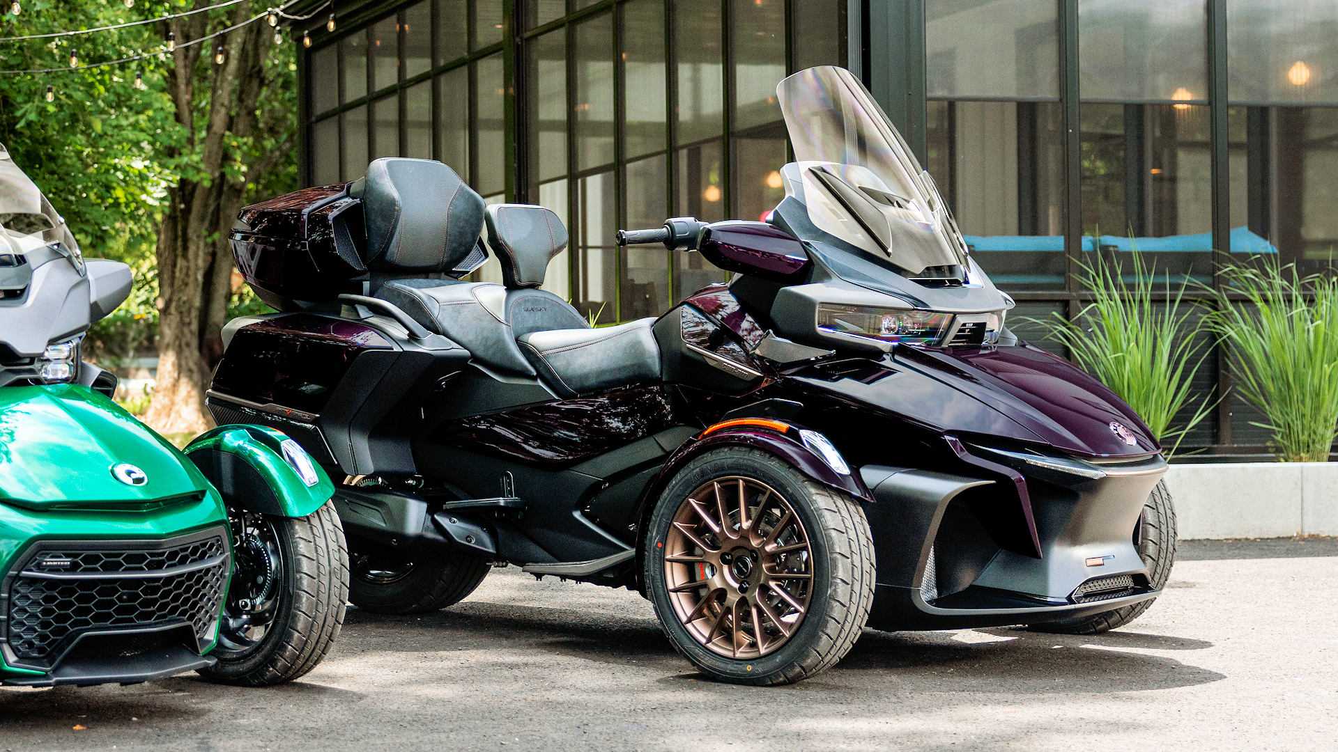 2025 Can-Am Spyder RT Sea-to-Sky static front quarter shot