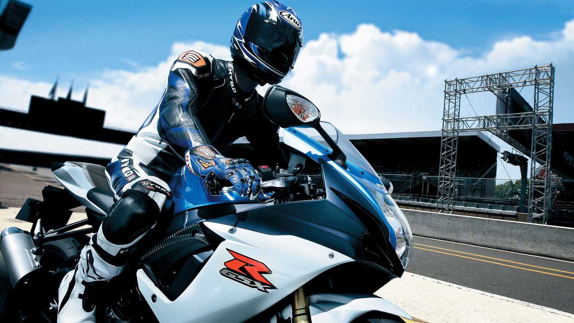 2011 Suzuki GSX-R600 Parked Near The Racetrack