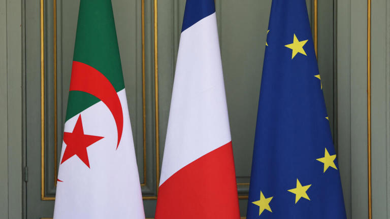 France : retour à la délivrance de 250 000 visas par an aux ressortissants algériens, droite et extrême droite s'indignent