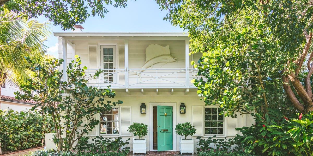 This Palm Beach cottage is filled with chintz and majolica—but it’s far from fussy