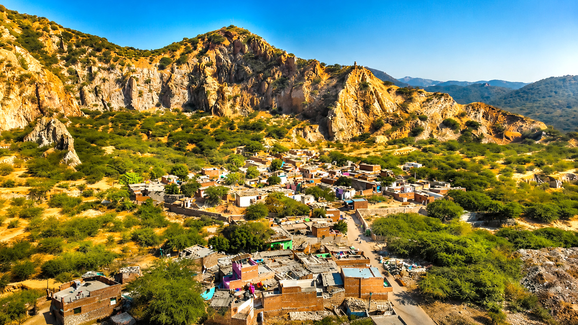 jaipur-s-desert-village-homes-beneath-rocky-hills