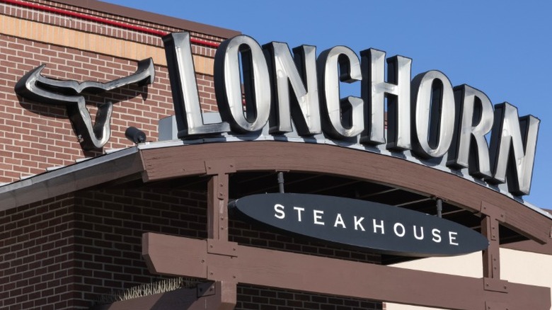The facade of a Longhorn Steakhouse.