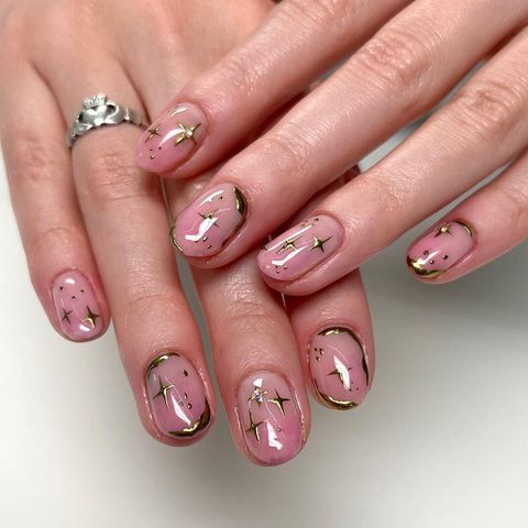 Sparkly gold detailed nail art