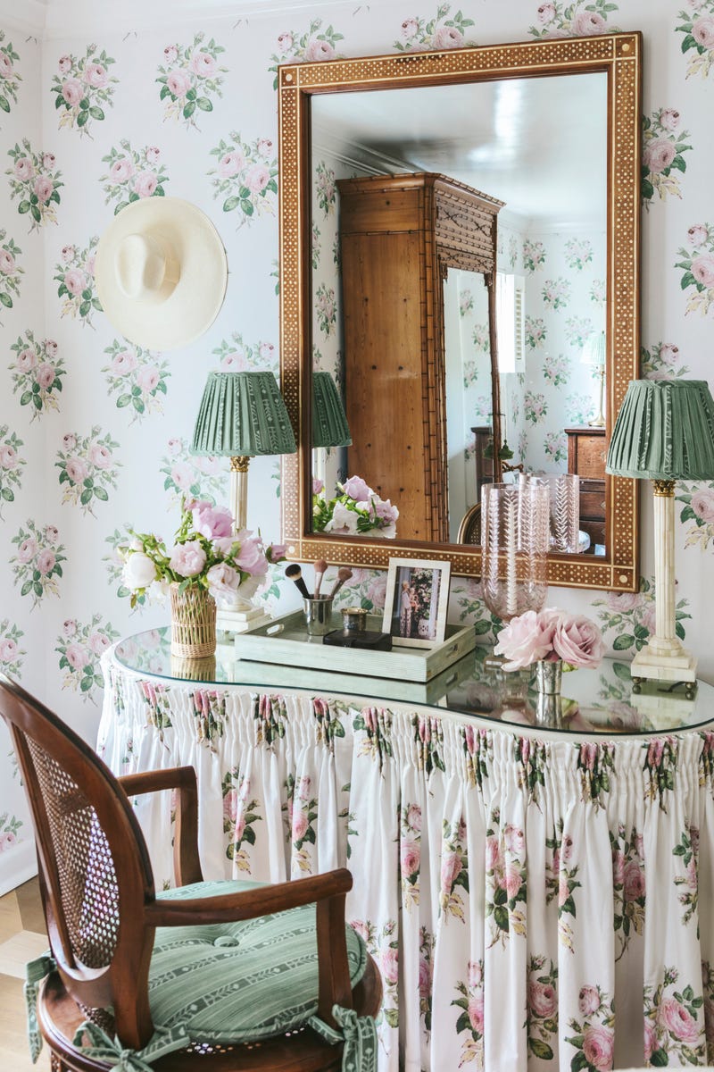 julia-amory-palm-beach-hamptons-homes-palm-beach-bedroom-vanity.jpg