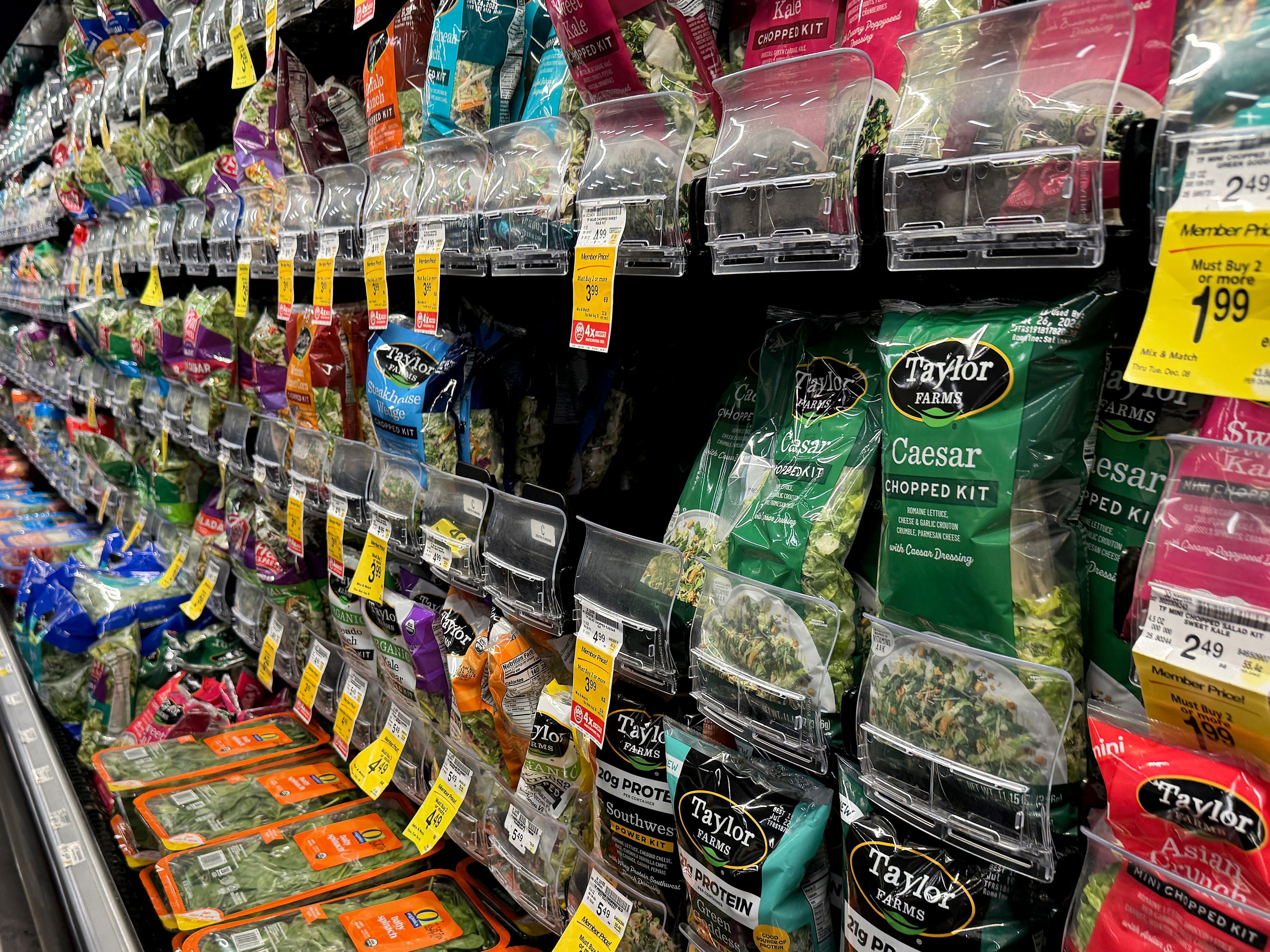 Taylor Farms said its packaged lettuce is not being recalled because it doesn't contain iceberg lettuce. / Justin Sullivan / Getty Images