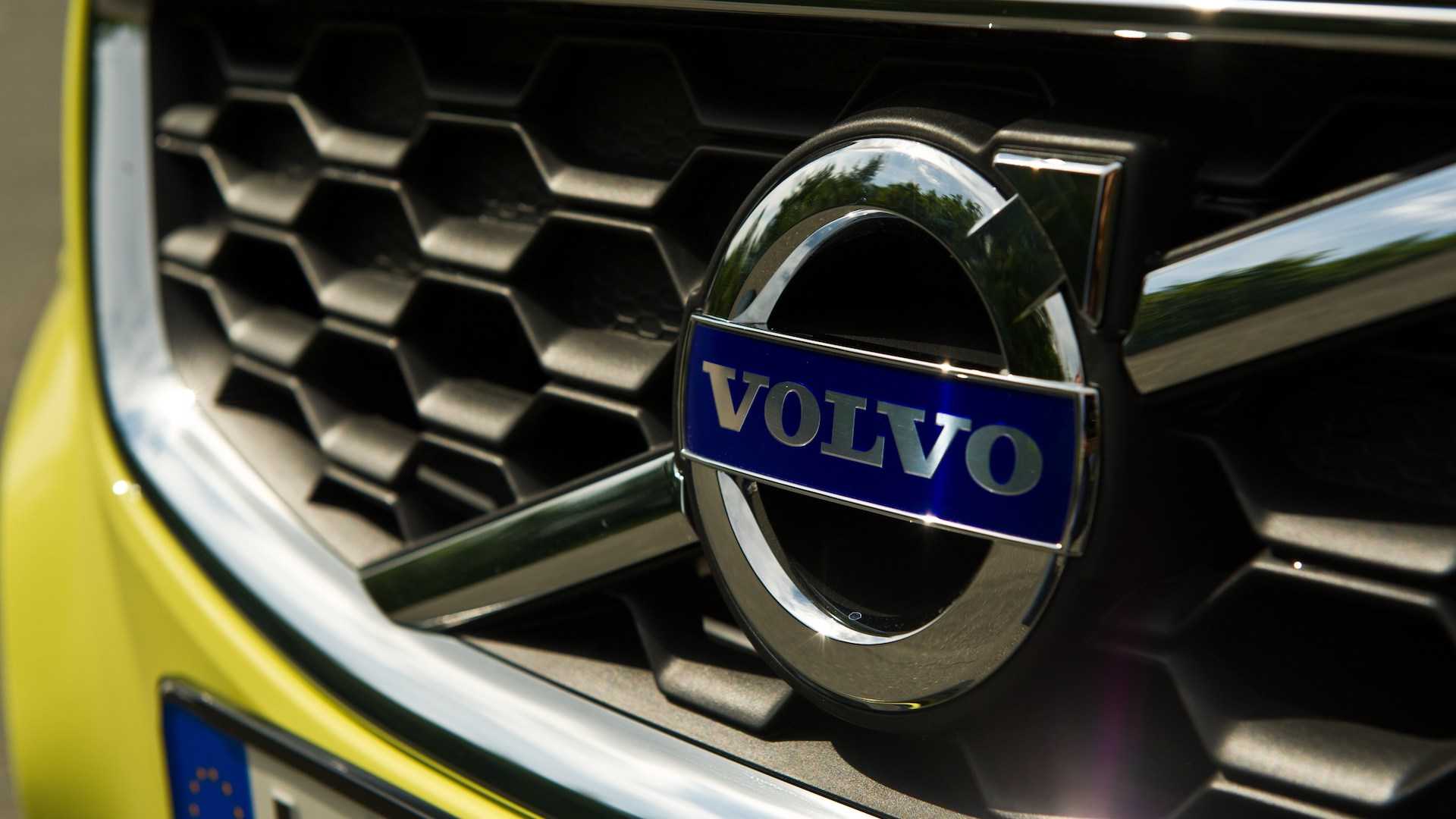 2012 Volvo C30 Grille Logo